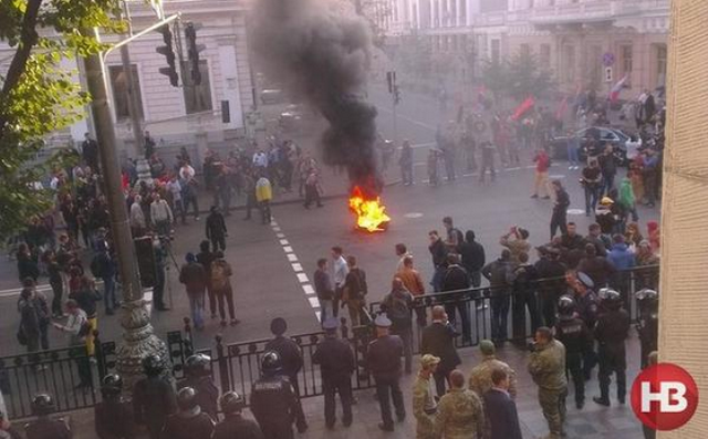 Kiev lại biểu tình, quan chức bị nhét vào thùng rác
