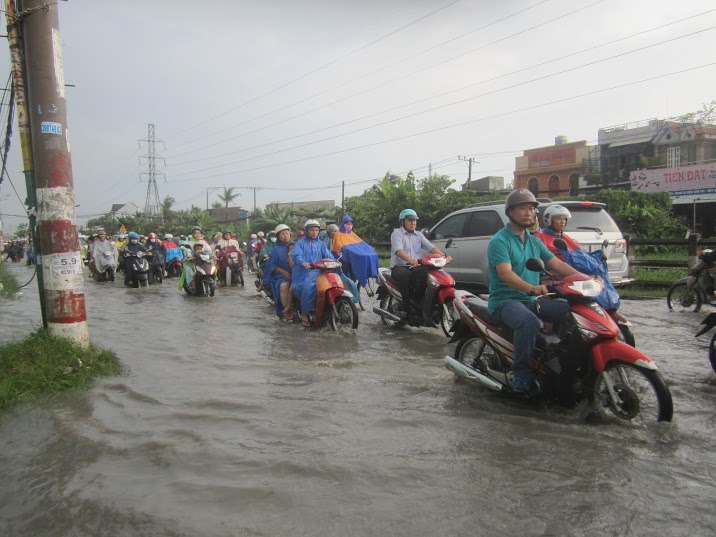 Nước ngập hơn nửa b&aacute;nh xe tr&ecirc;n đường Kha Vạn C&acirc;n (quận Thủ &ETH;ức).