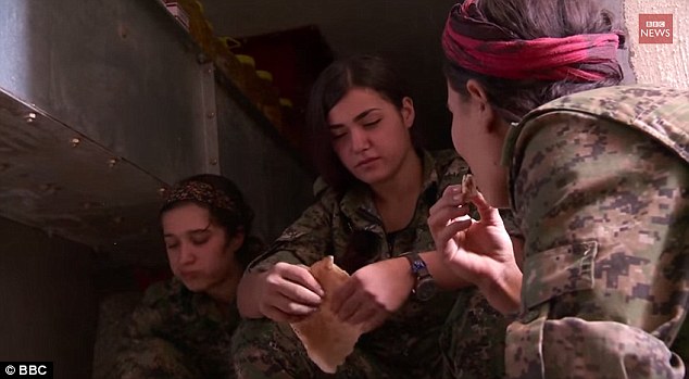 Giây phút nghỉ ngơi của Ceylan Ozalp và đồng đội. Ảnh: BBC