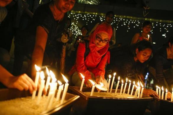 Thắp nến cầu nguyện cho c&aacute;c h&agrave;nh kh&aacute;ch mất t&iacute;ch ở Kuala Lumpur. Ảnh: Reuters