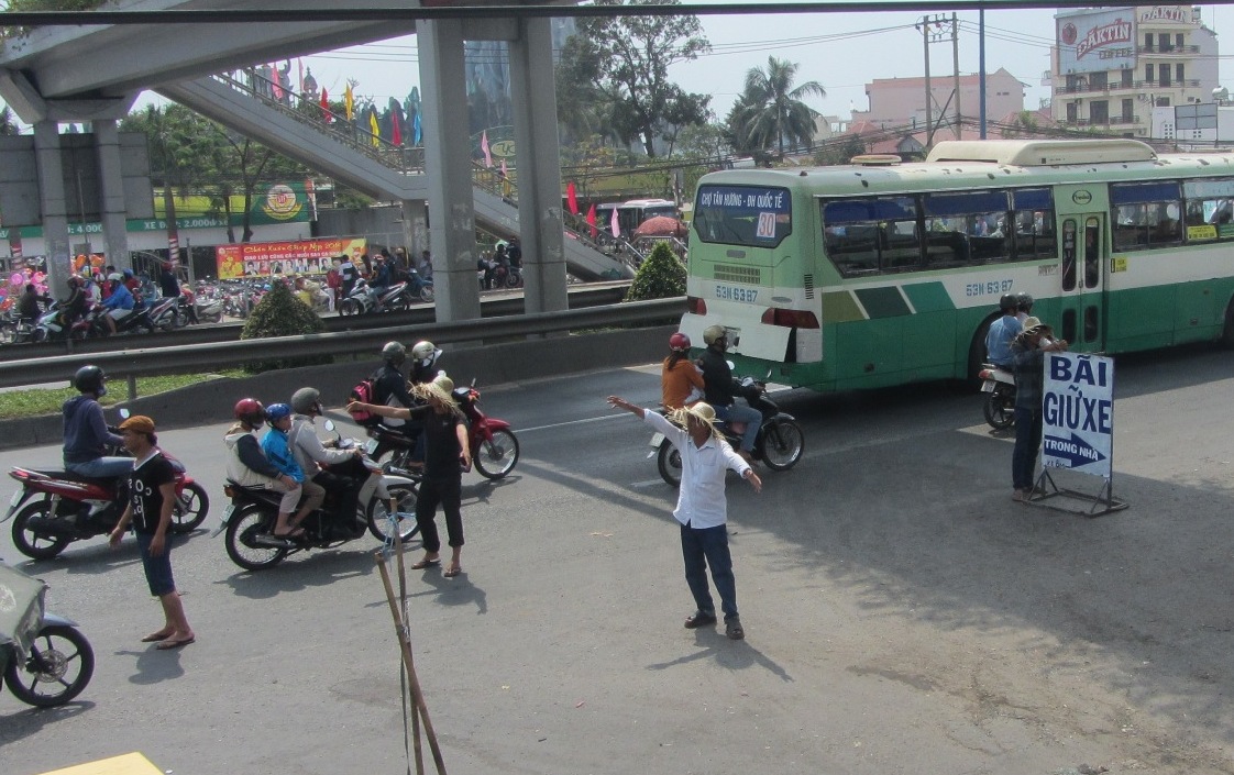 Nhiều người giữ xe lao ra đường chặn xe, ch&egrave;o k&eacute;o kh&aacute;ch g&acirc;y cản trở giao th&ocirc;ng