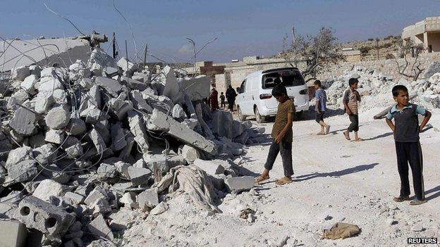 Một ng&ocirc;i l&agrave;ng ở Syria sau c&aacute;c cuộc kh&ocirc;ng k&iacute;ch của Mỹ. Ảnh: Reuters