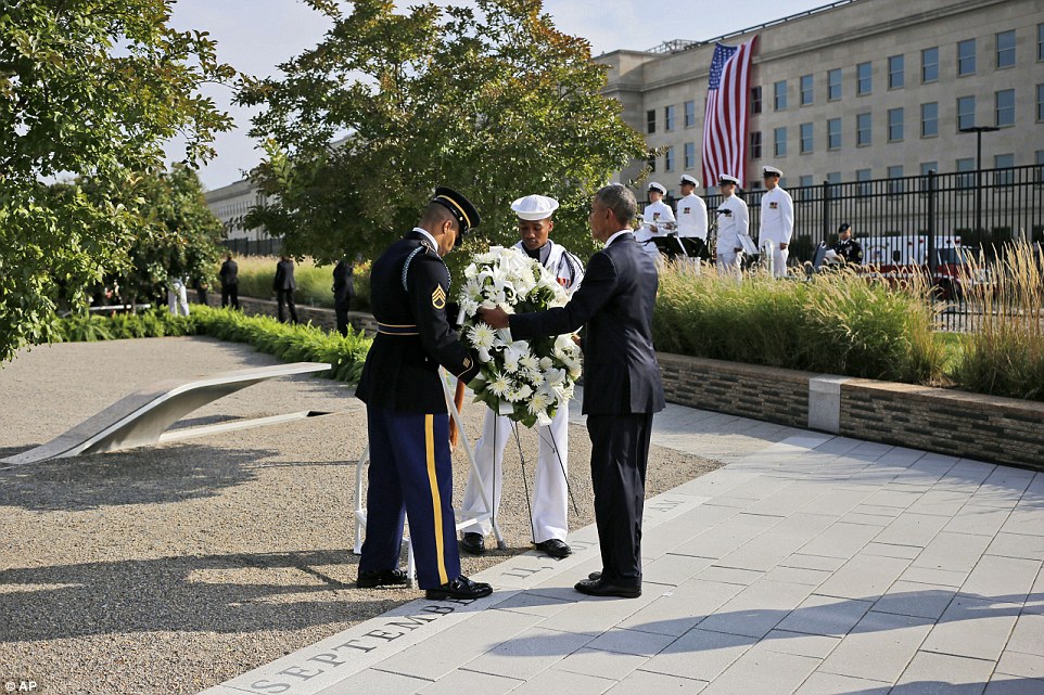 &Ocirc;ng Obama b&agrave;y tỏ lời chia buồn với gia đ&igrave;nh c&aacute;c nạn nh&acirc;n, đồng thời ca ngợi sự mạnh mẽ v&agrave; sức chịu đựng của họ. Ảnh: AP