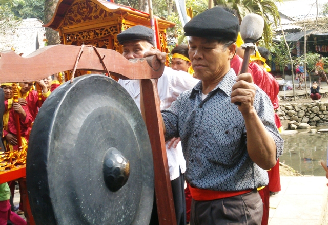 Cồng chi&ecirc;ng một trong những tiết mục kh&ocirc;ng thể thiếu trong lễ khai hạ