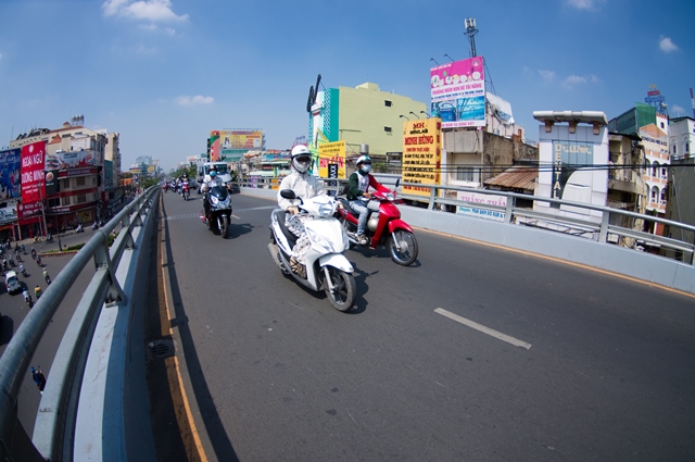 Cầu vượt th&eacute;p v&ograve;ng xoay c&acirc;y G&otilde; được kh&aacute;nh th&agrave;nh v&agrave;o th&aacute;ng 10-2013, g&oacute;p phần giảm &ugrave;n tắc cho cửa ng&otilde; ph&iacute;a T&acirc;y của TP HCM.