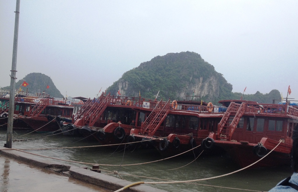 T&agrave;u thuyền neo đậu tại nơi tr&aacute;nh tr&uacute; b&atilde;o ở V&acirc;n Đồn, Quảng Ninh