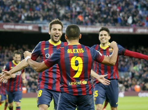 Alexis Sanchez lập hat-trick, Barcelona trở lại đầu bảng