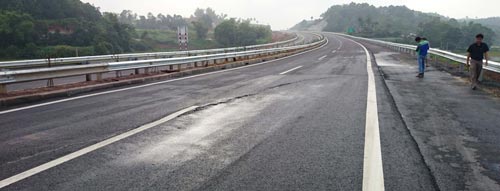 Vị tr&iacute; nứt mặt đường tr&ecirc;n tuyến cao tốc Nội B&agrave;i - L&agrave;o Cai Ảnh: V&Otilde; ĐỊNH