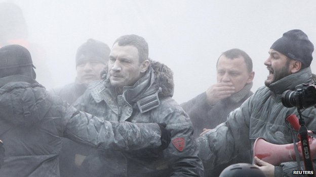 L&atilde;nh đạo Đảng đối lập Vitali Klitschko bị phun bột v&agrave;o người. Ảnh: Reuters