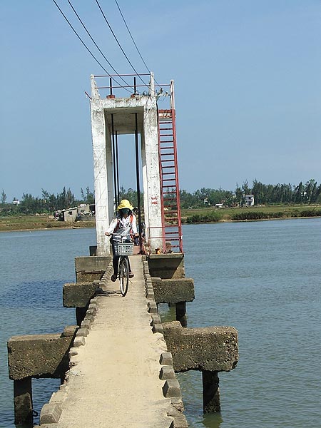 Vướng dây cáp cầu "vĩnh biệt", một phụ nữ rơi sông tử vong