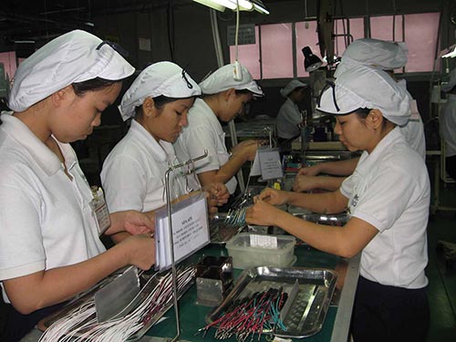 Giá trị xuất khẩu chủ yếu đến từ các doanh nghiệp FDI. Trong ảnh: Công nhân Công ty Nidec Tosok - KCX Tân Thuận (TP HCM) chuyên sản xuất dây điện trong ô tô xuất khẩu Ảnh: HỒNG ĐÀO