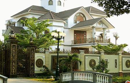 Căn biệt thự ở x&atilde; Sơn Đ&ocirc;ng, TP Bến Tre - nguồn cơn dẫn đến h&agrave;ng loạt
&nbsp;th&ocirc;ng tin li&ecirc;n quan đến khối bất động sản được cho l&agrave; của &ocirc;ng Trần Văn&nbsp;
Truyền. Ảnh: B&aacute;o Ph&aacute;p luật TP HCM