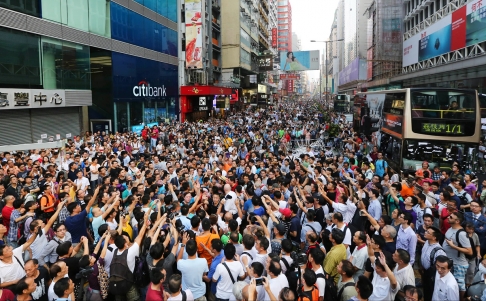Hàng ngàn người biểu tình tập trung ở khu mua sắm Vượng Giác (Mongkok) và vịnh Đồng La (Causeway Bay) ngày 3-10. Ảnh: SCMP