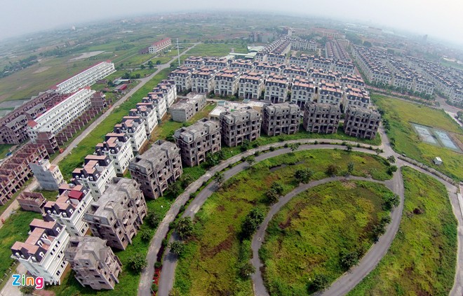Nh&igrave;n từ tr&ecirc;n cao, nơi đ&acirc;y quy hoạch kh&aacute; b&agrave;i bản. Ph&iacute;a đ&ocirc;ng chủ yếu bố tr&iacute; c&aacute;c nh&agrave; biệt thự song lập, nh&agrave; liền kề v&agrave; nh&agrave; liền kề c&oacute; vườn, nh&agrave; ở, l&ocirc; phố. Khu vực thứ hai nằm ở ph&iacute;a t&acirc;y, l&agrave; tr&aacute;i tim của khu đ&ocirc; thị với một hồ lớn đặt ở trung t&acirc;m tạo cảnh quan cho c&aacute;c c&ocirc;ng tr&igrave;nh xung quanh.