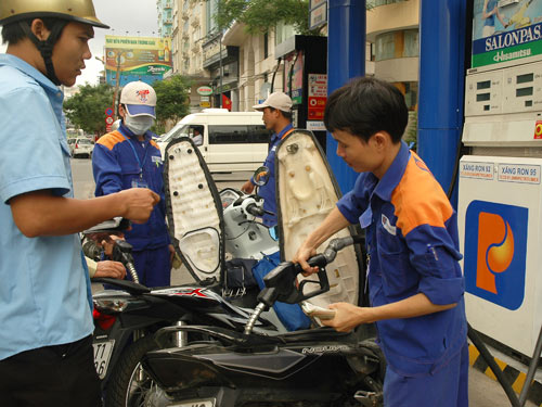DN "tố" cách điều hành giá xăng