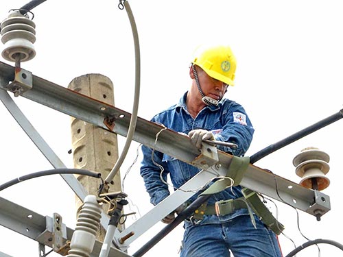 C&ocirc;ng nh&acirc;n của EVN cải tạo lưới điện tại TP HCM Ảnh: TẤN THẠNH