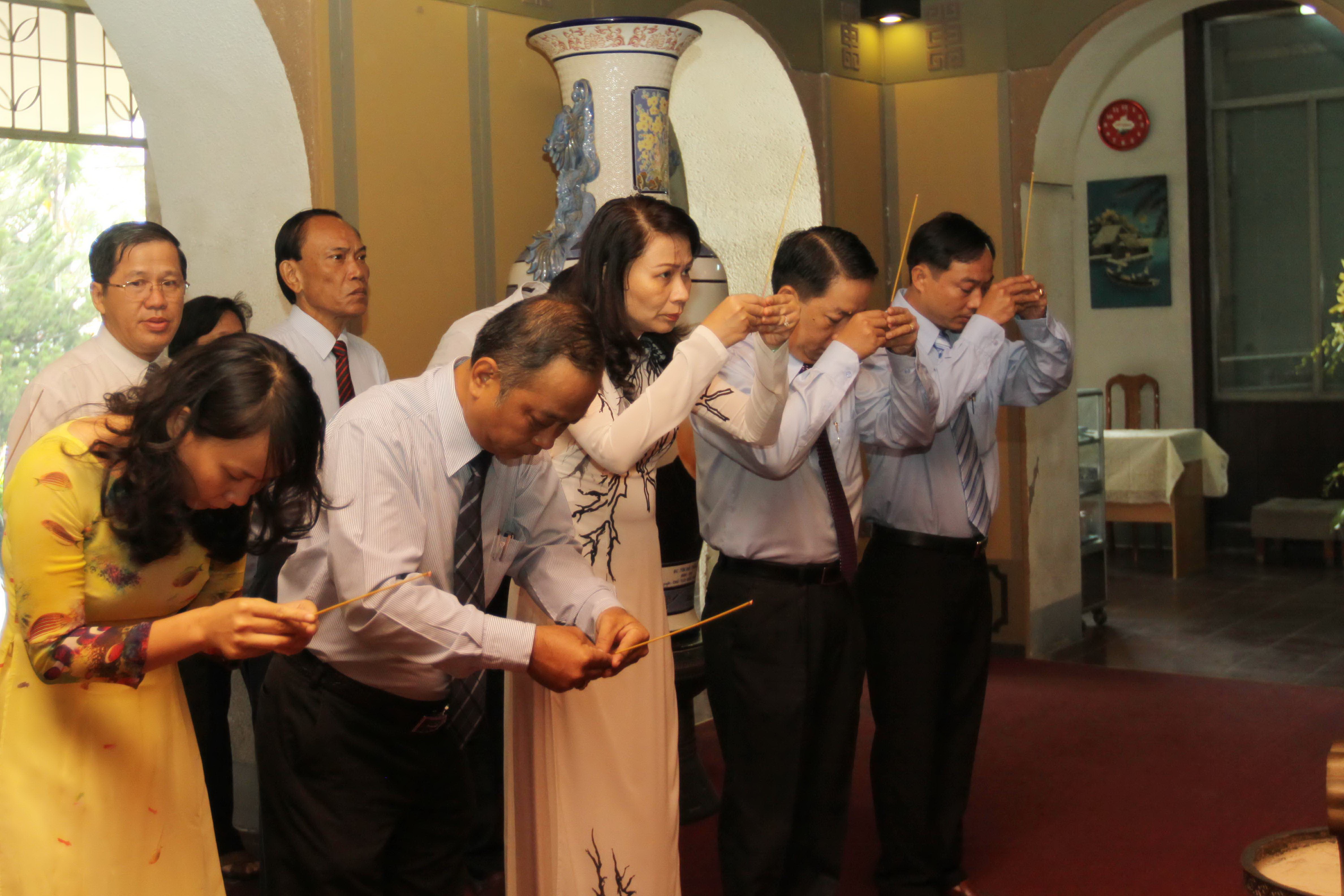 Các đại biểu thắp nhang tại tượng đài bác Tôn