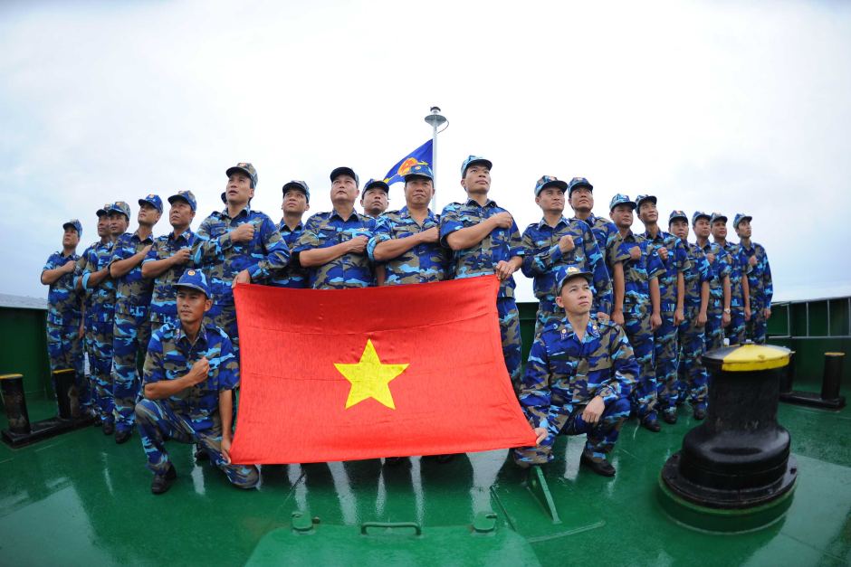 Cảnh s&aacute;t biển Việt l&agrave;m lễ ch&agrave;o cờ. Ảnh: CSB Việt Nam