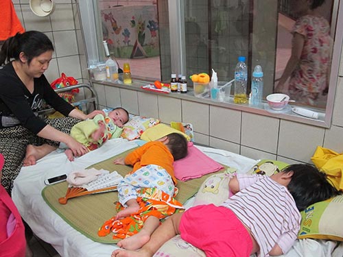 Bệnh nhi điều trị bệnh sởi tại Bệnh viện Bạch Mai chiều 19-4