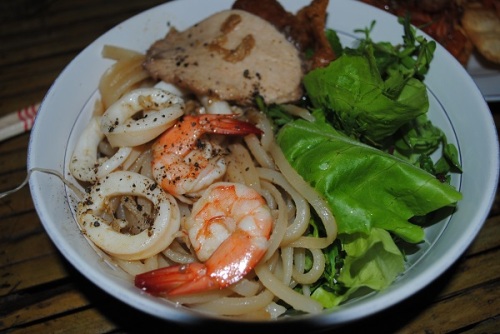 Cao lầu, hoành thánh trứ danh phố Hội