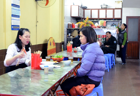 Thực khách đang ăn bánh tại quán.