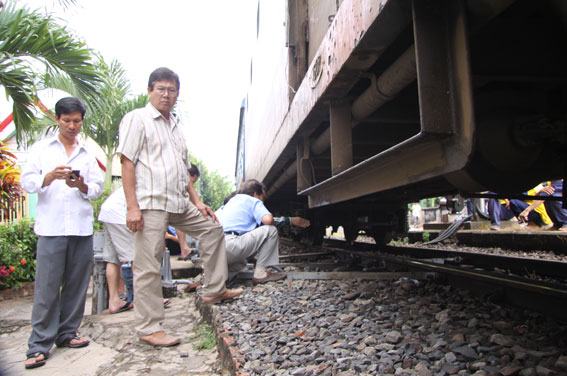 Nhiều người d&acirc;n hiếu kỳ đ&atilde; v&agrave;o ga để chứng kiến sự cố