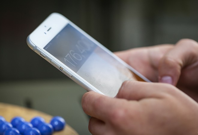 Người Việt ở Singapore chuẩn bị xếp h&agrave;ng, rao b&aacute;n iPhone 6