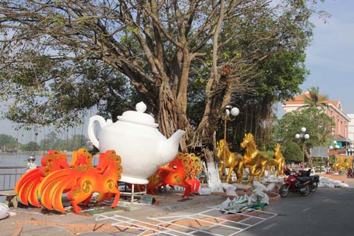 Bình trà khổng lồ trên đường xuân