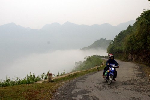 M&acirc;y luồn tr&ecirc;n lưng đ&egrave;o Bắc Sum trong &aacute;nh ho&agrave;ng h&ocirc;n - Ảnh: Mộc H&agrave;