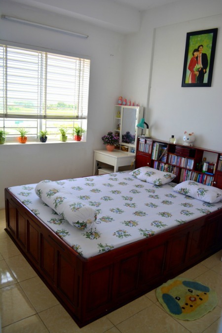 Kh&ocirc;ng gian ph&ograve;ng ngủ nhỏ nhưng vẫn tho&aacute;ng m&aacute;t nhờ cửa sổ đ&oacute;n nắng v&agrave; những chậu c&acirc;y nhỏ.