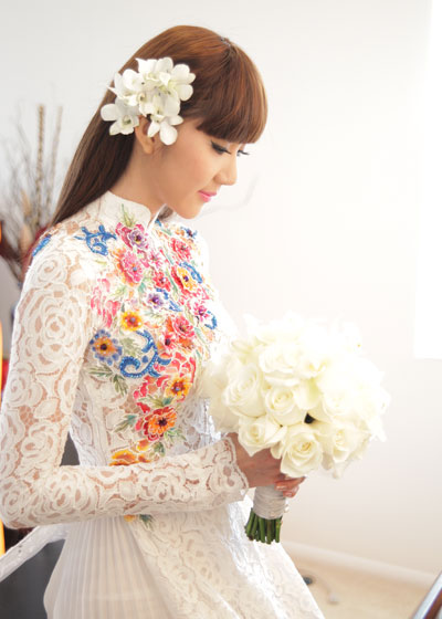 Nữ người mẫu hồi hộp chờ ch&uacute; rễ đến rước.