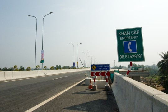 
	Khi gặp sự cố tr&ecirc;n đường cao tốc, người d&acirc;n gọi ngay số điện thoại 08 62529191 để giải quyết sự cố. Những biển th&ocirc;ng b&aacute;o được bố tr&iacute; kh&aacute; nhiều dọc theo đường cao tốc

	&nbsp;