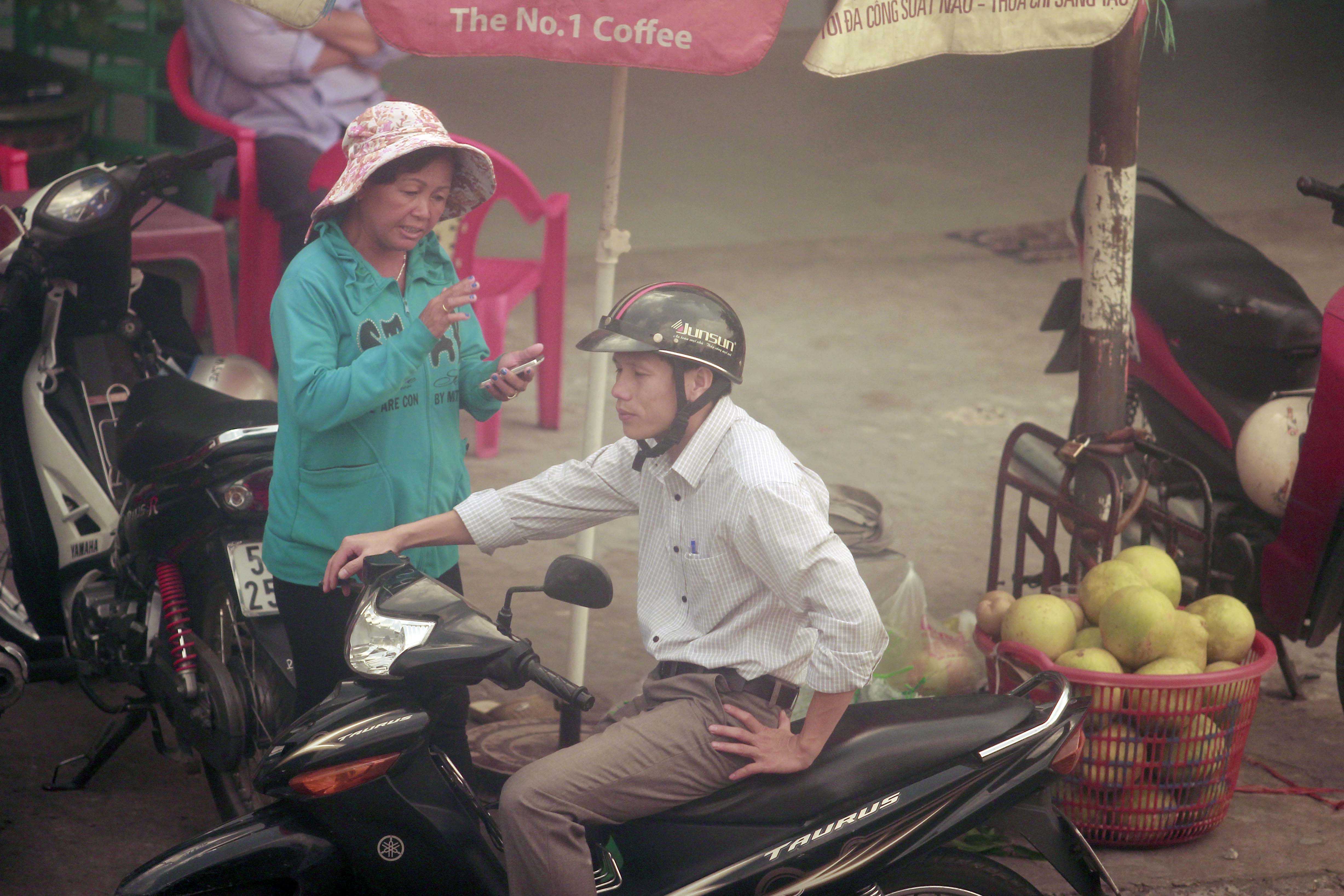 Trước cổng ga S&agrave;i G&ograve;n l&uacute;c n&agrave;o cũng c&oacute; c&ograve; v&eacute; hoạt động. Họ hoạt động rất c&ocirc;ng khai v&agrave; lu&ocirc;n ch&egrave;o k&eacute;o kh&aacute;ch mua v&eacute; t&agrave;u
