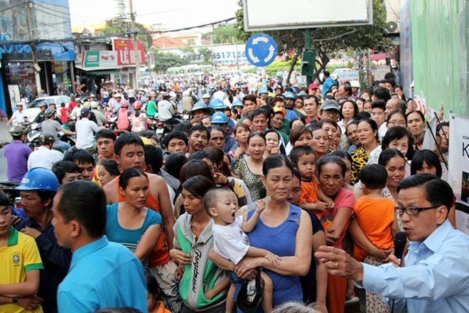 D&ugrave; trời nắng n&oacute;ng nhưng người d&acirc;n tại quận 5, TP.HCM vẫn xếp h&agrave;ng v&agrave;i tiếng lấy số thứ tự để được mua h&agrave;ng khuyến m&atilde;i trong giờ v&agrave;ng của một si&ecirc;u thị điện m&aacute;y v&agrave;o th&aacute;ng 3. Theo quy định của những chương tr&igrave;nh giảm gi&aacute; n&agrave;y, mỗi người chỉ được mua một m&oacute;n đồ, nhưng nhiều người đ&atilde; cố xếp h&agrave;ng li&ecirc;n tục để mua được nhiều h&agrave;ng hơn.