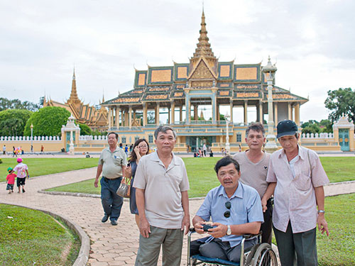 C&ugrave;ng đồng đội trở lại chiến trường xưa Ảnh: Dũng 54