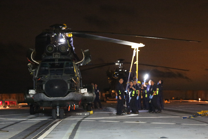Tàu đổ bộ RSS Persistence của Singapore với 2 trực thăng Super Puma trên boong đến khu vực tìm kiếm tối 30-12. Ảnh: Channel NewsAsia