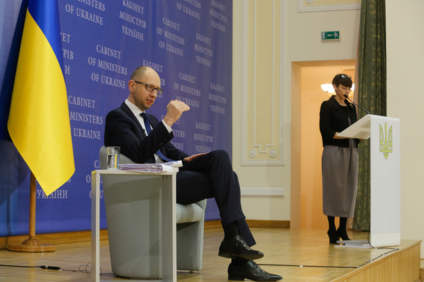 Thủ tướng Ukraine Arseniy Yatsenyuk tại cuộc họp b&aacute;o h&ocirc;m 30-12. Ảnh: Kyiv Post