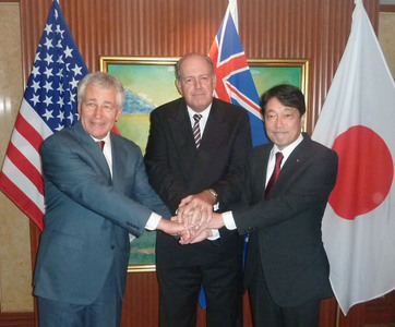 Bộ trưởng Quốc ph&ograve;ng Mỹ Chuck Hagel v&agrave; 2 người đồng cấp &Uacute;c David Johnston v&agrave; Nhật Itsu Onodera tại Shangri-La ng&agrave;y 30-5. Ảnh: Kyodo