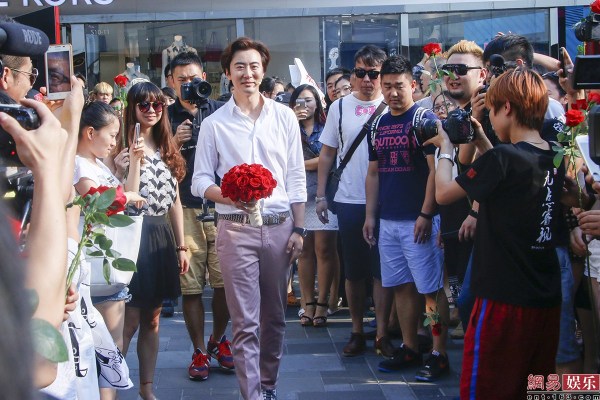 Tử Kỳ xuất hiện hát vang ca khúc tình yêu kèm bó hoa hồng đỏ