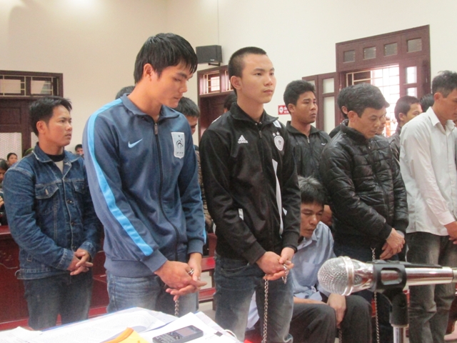 Hai bị c&aacute;o Nguyễn Văn Tuyển (b&igrave;a tr&aacute;i, h&agrave;ng đầu )v&agrave; Phạm Văn Th&agrave;nh vẫn khăng khăng m&igrave;nh kh&ocirc;ng giết người m&agrave; bị &eacute;p cung