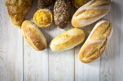 B&aacute;nh m&igrave;, đồ ngọt l&agrave; những thực phẩm cần tr&aacute;nh xa khi thực hiện chế độ ăn Low-carb&nbsp;