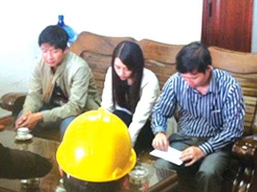 3 đối tượng giả danh phóng viên VTV bị bắt quả tang khi nhận 3.000 USD - Ảnh: LĐO