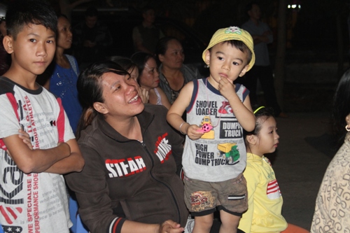 Một thiếu nhi sảng khoái khi xem diễn