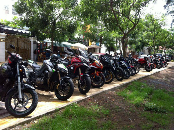 V&agrave;o s&aacute;ng chủ nhật h&agrave;ng tuần, qu&aacute;n đều tổ chức c&aacute;c buổi offline cho những người m&ecirc; chơi xe m&ocirc; t&ocirc;, xe jeep, nhiếp ảnh&hellip; c&ugrave;ng giao lưu, chia sẻ.