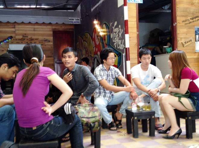 C&aacute;c qu&aacute;n c&agrave; ph&ecirc; dịp lễ lượng kh&aacute;ch tăng cao.