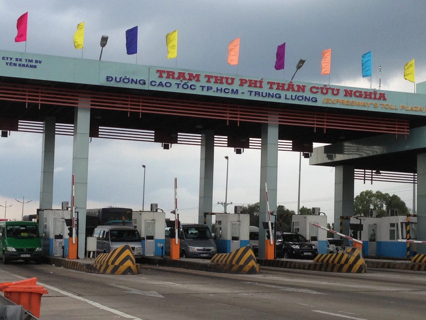Trạm thu phí mở hết công suất vẫn không giảm được lượng xe