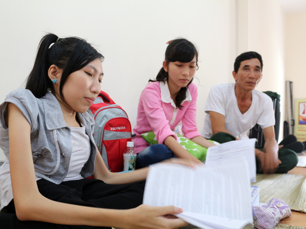 Trinh c&ugrave;ng bố v&agrave; em g&aacute;i đang ở miễn ph&iacute; tại tu viện th&aacute;nh Phao L&ocirc;  S&agrave;i G&ograve;n (đường T&ocirc;n Đức Thắng, quận 1).