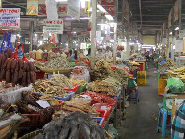 Nhiều loại thủy, hải sản khô rớt giá