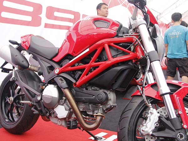Chiếc Monster 796 ABS c&oacute; dung t&iacute;ch xy lanh 803 cc, 87 m&atilde; lực l&agrave; mẫu xe mới sản xuất của h&atilde;ng Ducati, c&oacute; gi&aacute; ở Mỹ khoảng 10.500 USD