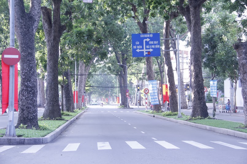 Dọc suốt tuyến đường chỉ c&ograve;n l&agrave; h&agrave;ng c&acirc;y im l&igrave;m v&agrave; một kh&ocirc;ng kh&iacute; y&ecirc;n lặng bao tr&ugrave;m.